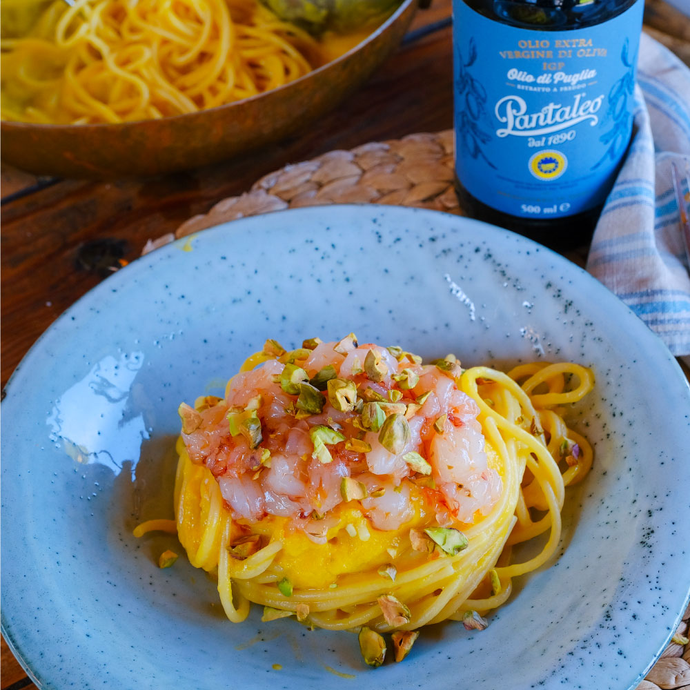 Spaghetti con crema di peperoni gialli, tartare di gamberi rossi, granella di pistacchi