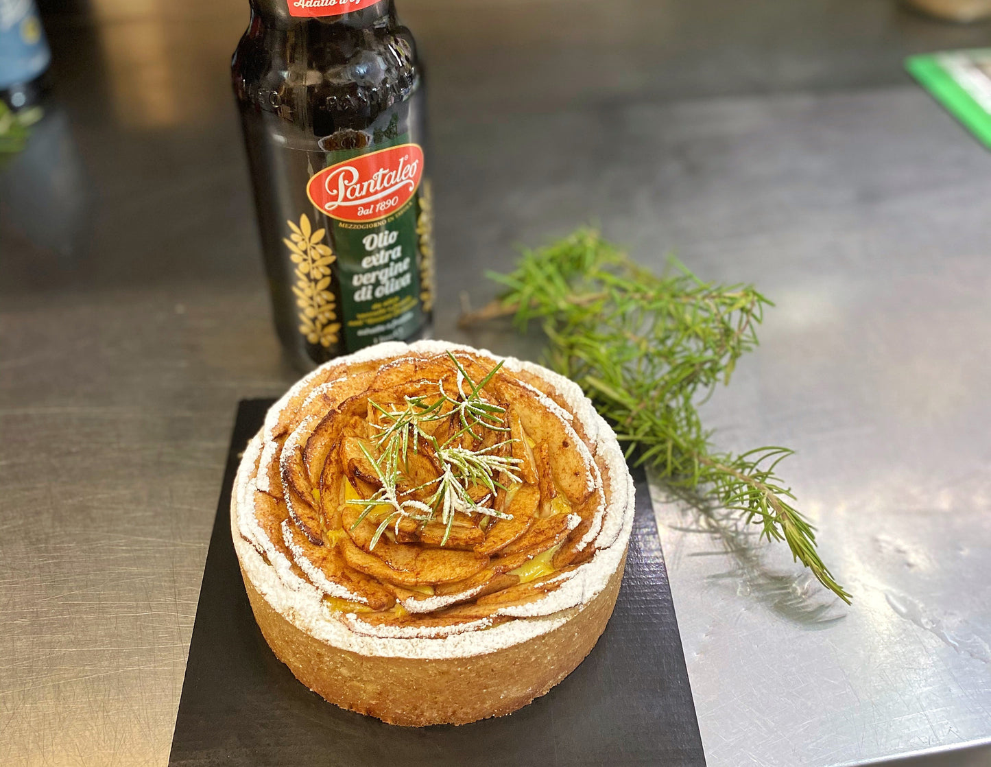 Olio Pantaleo - Crostata all’olio e rosmarino con crema e mele caramellate
