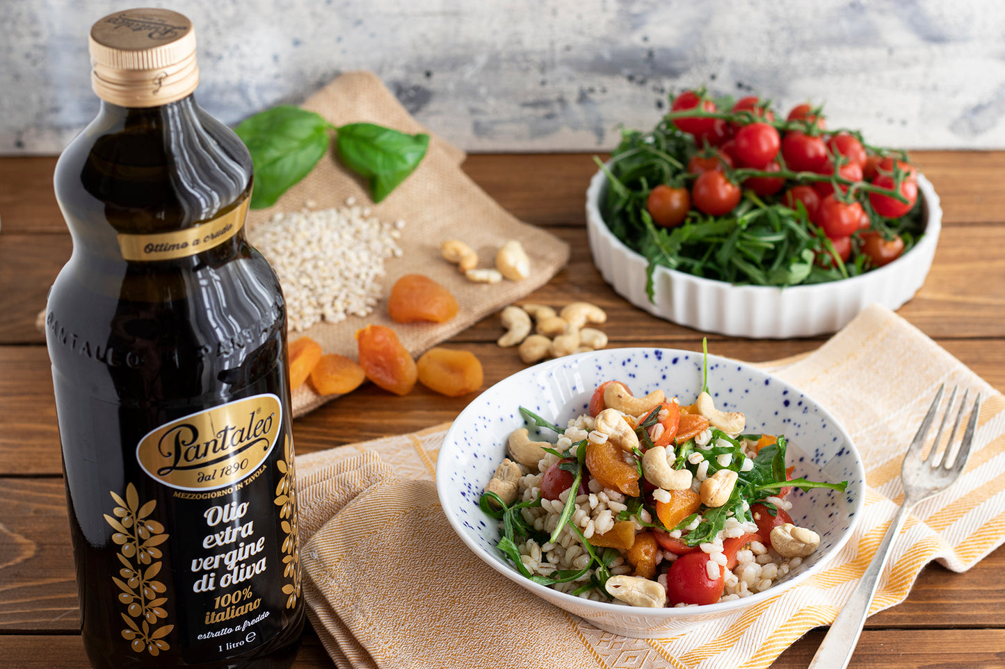 Olio extra vergine di Oliva 100% italiano Pantaleo - Insalata di orzo con pomodorini, albicocche secche e anacardi