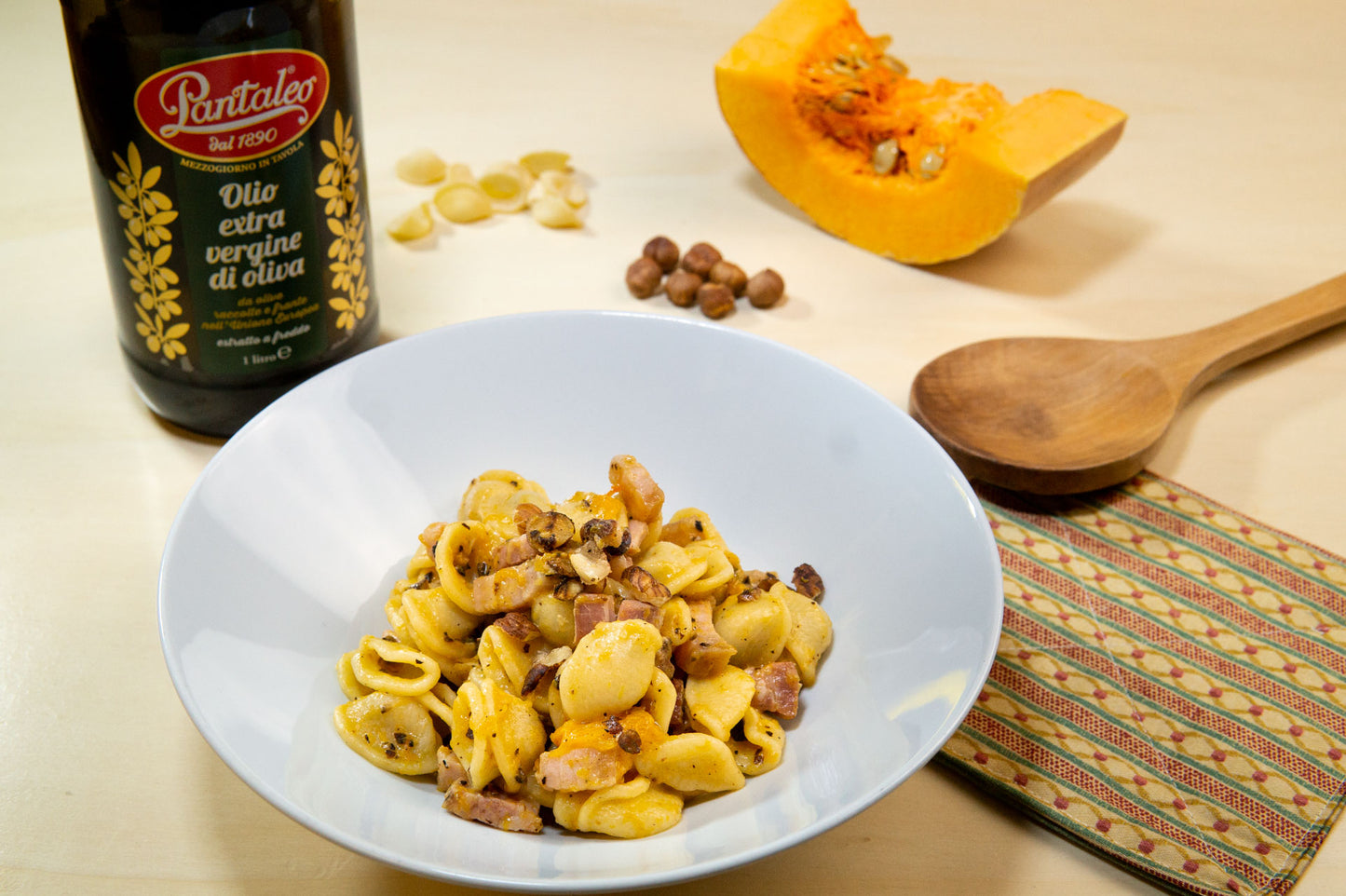 Olio Pantaleo - Orecchiette con crema di zucca, nocciole e pancetta