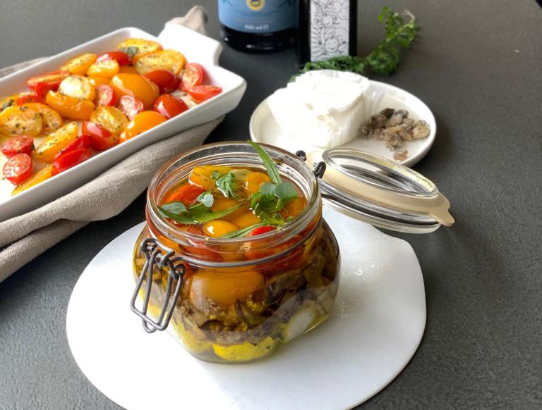 Olio Pantaleo - Caprino alle erbe, pomodori confit e melanzane