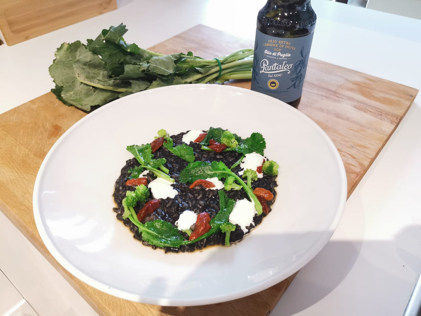 Olio Pantaleo - Risotto al nero di seppia mantecato con olio aromatizzato e ghiacciato