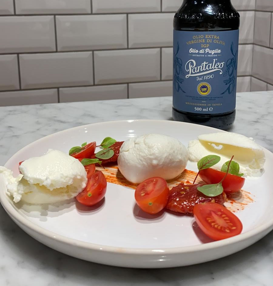 Olio Pantaleo - Gelato all'olio EVO con basilico e pinoli tostati su insalata caprese