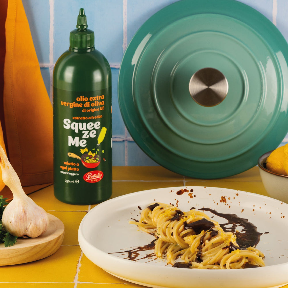 Spaghettone aglio, olio e peperoncino con crema di limone e aglio nero