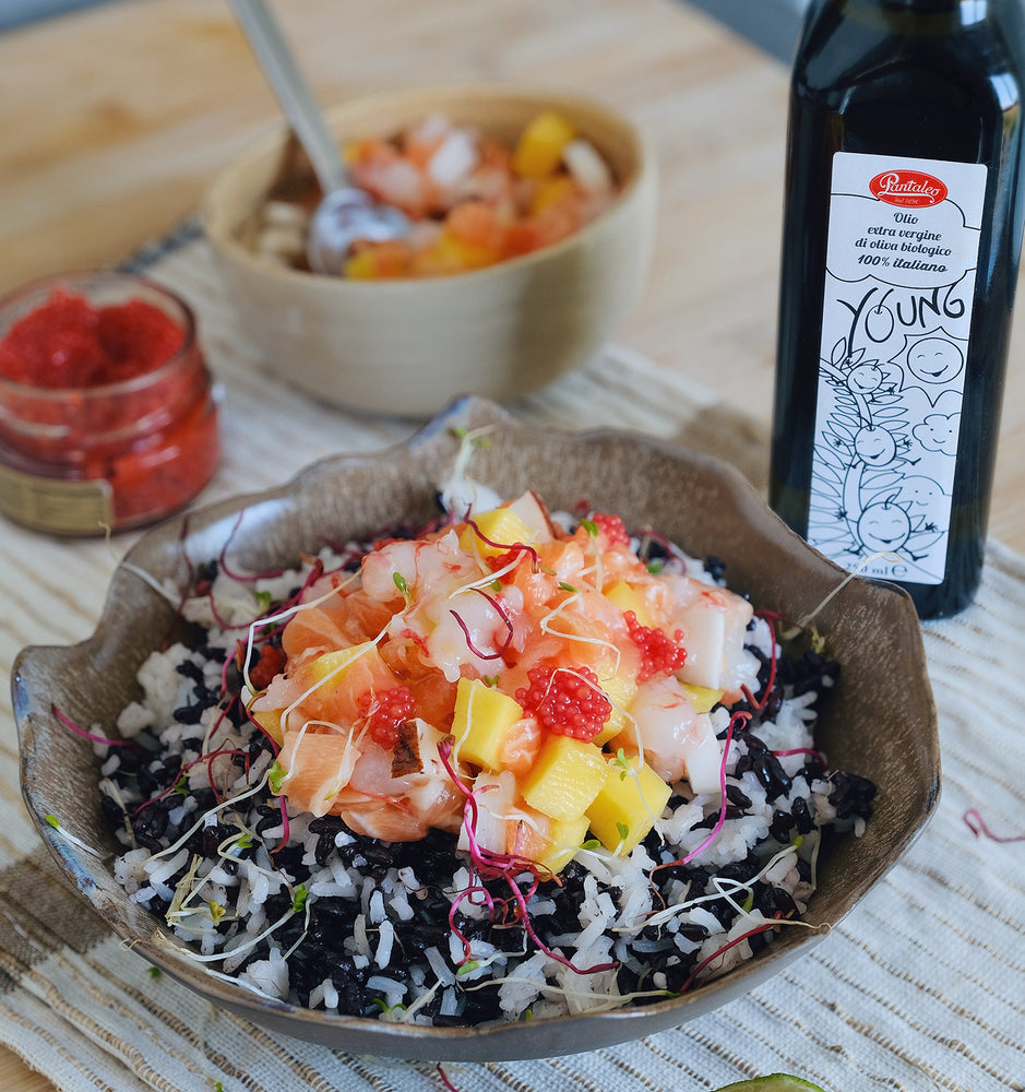Chirashi: mix di riso basmati e riso nero con tartare di pesci e frutta