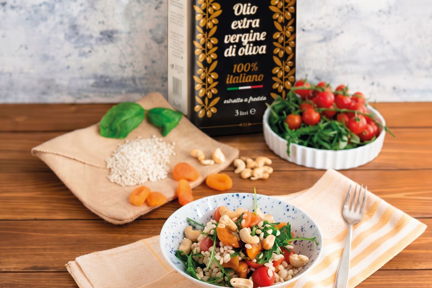 Insalata di orzo con pomodorini, albicocche secche e anacardi