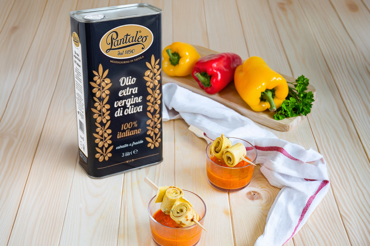 Vellutata di peperoni con spirali di crêpe salate
